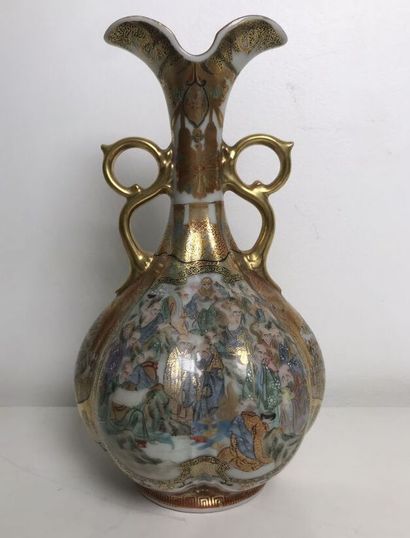 JAPAN
Satsuma earthenware vase with full...