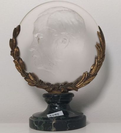 LALIQUE
Medallion bas-relief of Louis Pasteur
Signed
With...