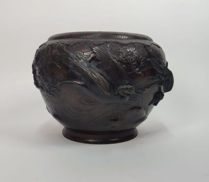 JAPAN, early 20th century
Bronze cachepot...
