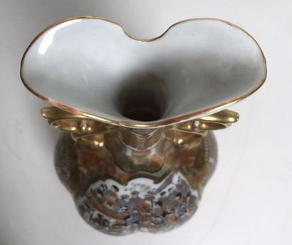 JAPAN
Satsuma earthenware vase with full...