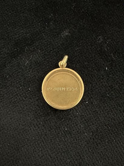 Medal in 18k yellow gold, the face with relief...