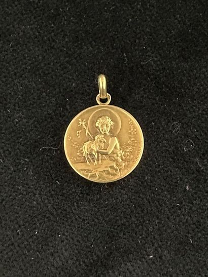 Medal in 18k yellow gold, the face with relief...