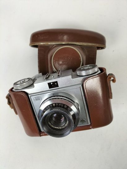 Camera lot including : 
- a zeis ikon in...