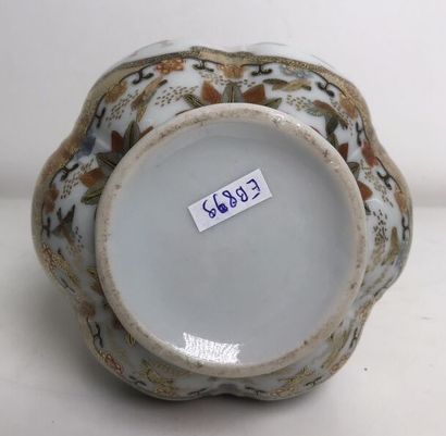 JAPAN
Satsuma earthenware vase with full...