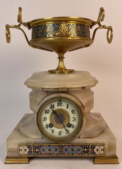 Clock with cloisonné vase, Barbedienne foundry
Height...