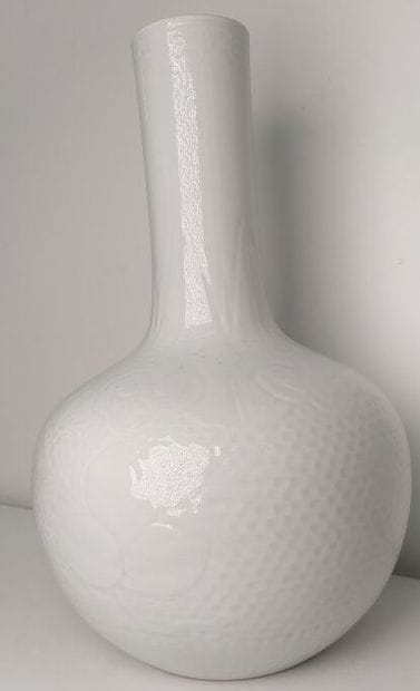 CHINA
White enameled porcelain vase with...