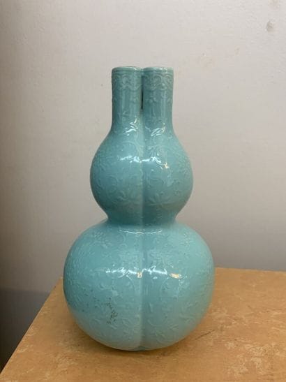 CHINA, 20th century 
Three-necked vase
Light...