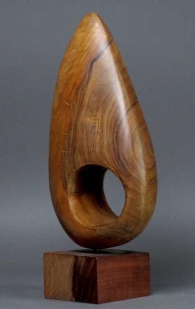 Sujet en bois sculpté ajouré, de forme galet,...
