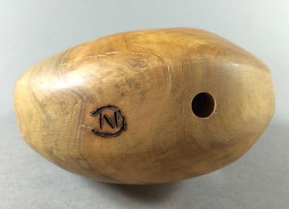Sujet en bois sculpté ajouré, de forme galet,...