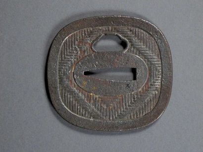 Tsuba en bronze. Haut.: 7 cm; Larg.: 7,5...
