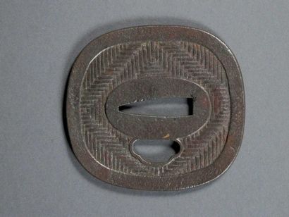 Tsuba en bronze. Haut.: 7 cm; Larg.: 7,5...