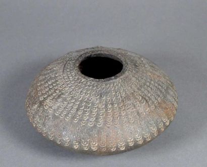 Coupe à panse aplatie. Haut.: 8,5 cm. Fond...