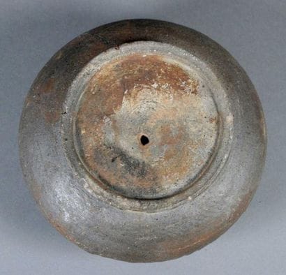 Coupe à panse aplatie. Haut.: 8,5 cm. Fond...
