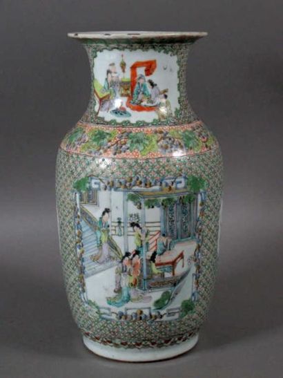 CHINE
Vase de forme balustre en porcelaine...