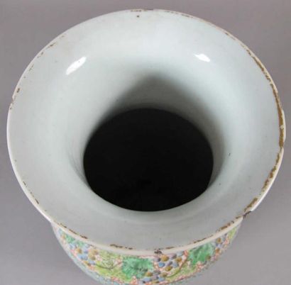 CHINE
Vase de forme balustre en porcelaine...
