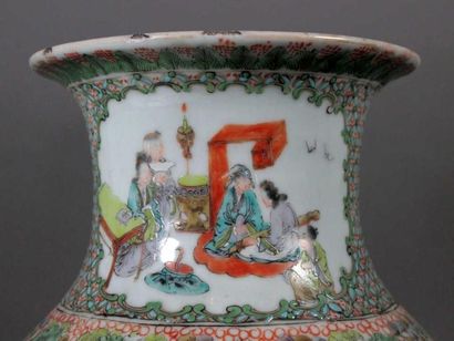 CHINE
Vase de forme balustre en porcelaine...