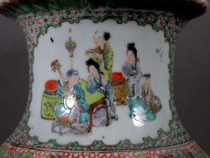 CHINE
Vase de forme balustre en porcelaine...