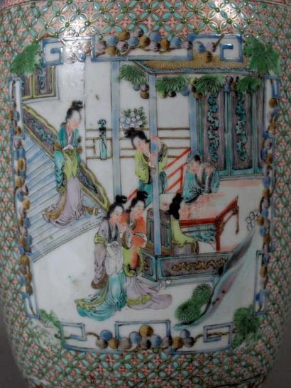 CHINE
Vase de forme balustre en porcelaine...
