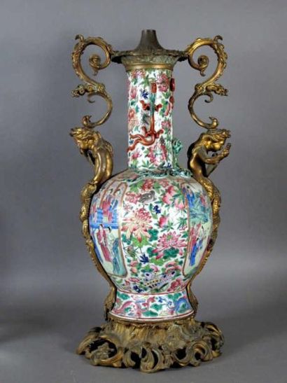 CHINE
Vase de forme balustre en porcelaine,...