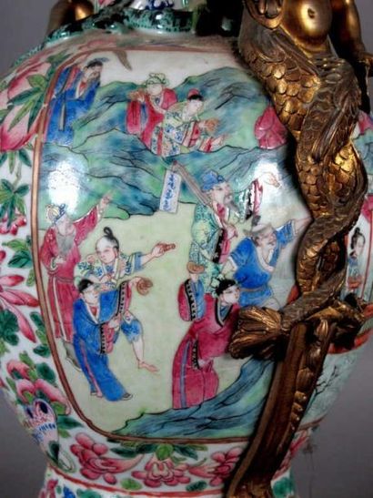 CHINE
Vase de forme balustre en porcelaine,...