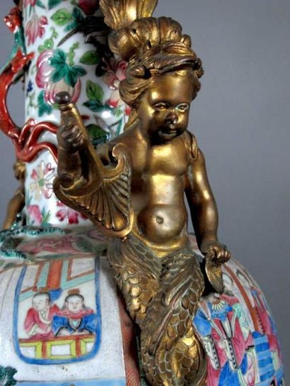 CHINE
Vase de forme balustre en porcelaine,...