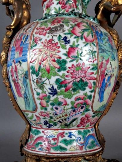 CHINE
Vase de forme balustre en porcelaine,...