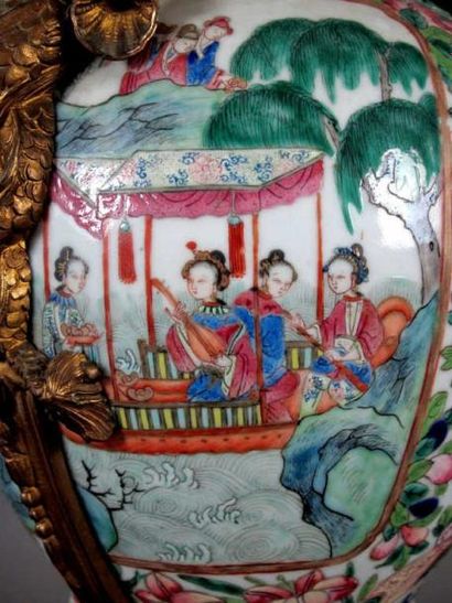 CHINE
Vase de forme balustre en porcelaine,...