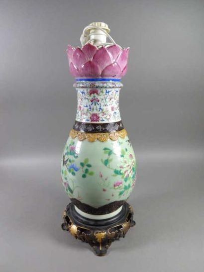 CHINE
Vase de forme balustre en porcelaine,...