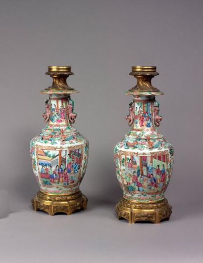 CHINE
Paire de vases en porcelaine de forme...