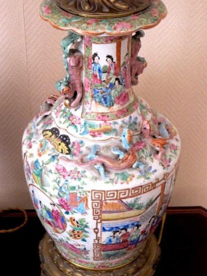 CHINE
Paire de vases en porcelaine de forme...