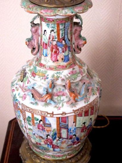CHINE
Paire de vases en porcelaine de forme...