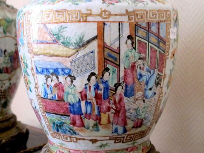 CHINE
Paire de vases en porcelaine de forme...