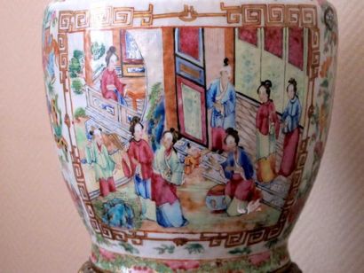 CHINE
Paire de vases en porcelaine de forme...