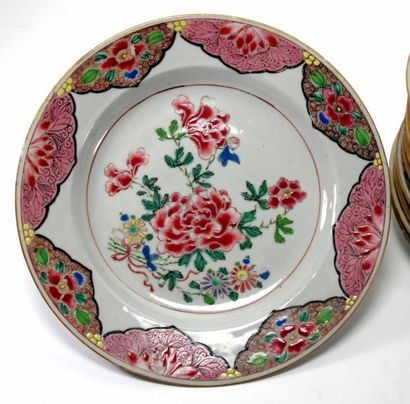 CHINE
Ensemble de quinze assiettes en porcelaine...