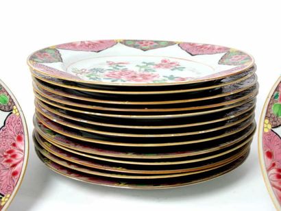 CHINE
Ensemble de quinze assiettes en porcelaine...