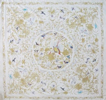 CHINE
Châle de forme carrée en soie beige,...
