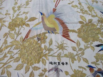 CHINE
Châle de forme carrée en soie beige,...