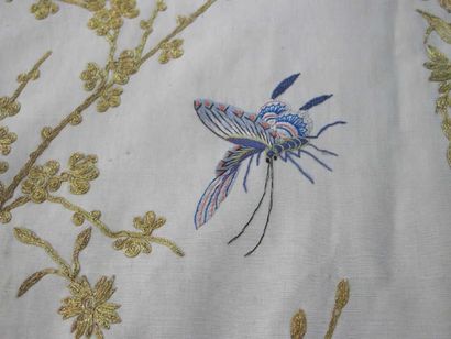 CHINE
Châle de forme carrée en soie beige,...