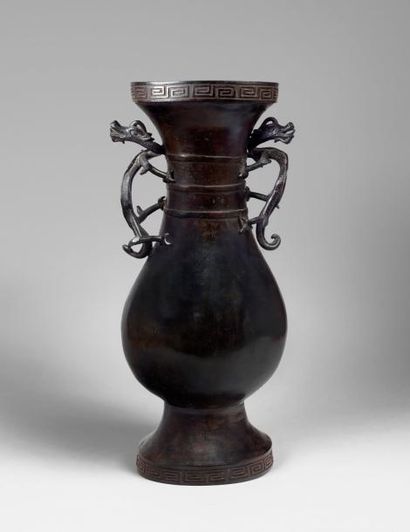 CHINE
Vase de forme balustre en bronze à...