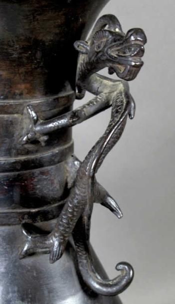 CHINE
Vase de forme balustre en bronze à...