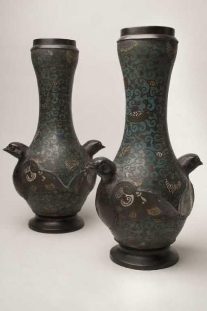 JAPON
Paire de vases en cloisonné. XIXe siècle....