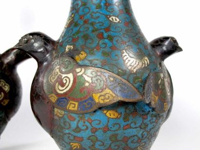 JAPON
Paire de vases en cloisonné. XIXe siècle....