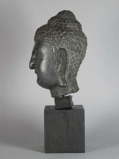 CHINE
Tête de bouddha en basalte noir, les...