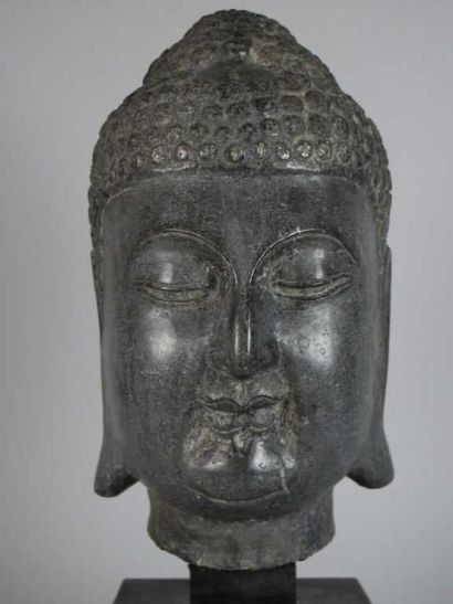 CHINE
Tête de bouddha en basalte noir, les...