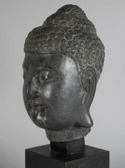 CHINE
Tête de bouddha en basalte noir, les...