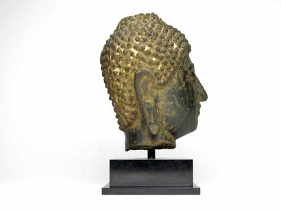 THAÏLANDE
Tête de bouddha en bronze à patine...