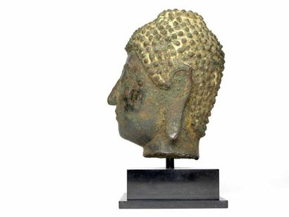 THAÏLANDE
Tête de bouddha en bronze à patine...