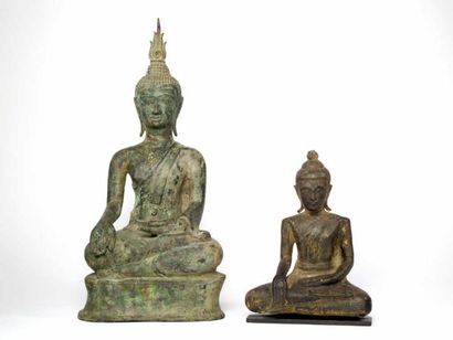 LAOS
Statuette de bouddha en bronze à patine...