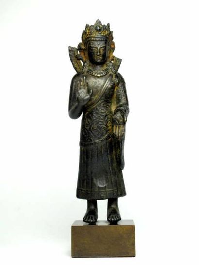 TIBET
Statuette de Guanyin debout en bronze...