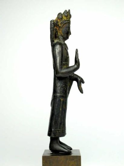 TIBET
Statuette de Guanyin debout en bronze...